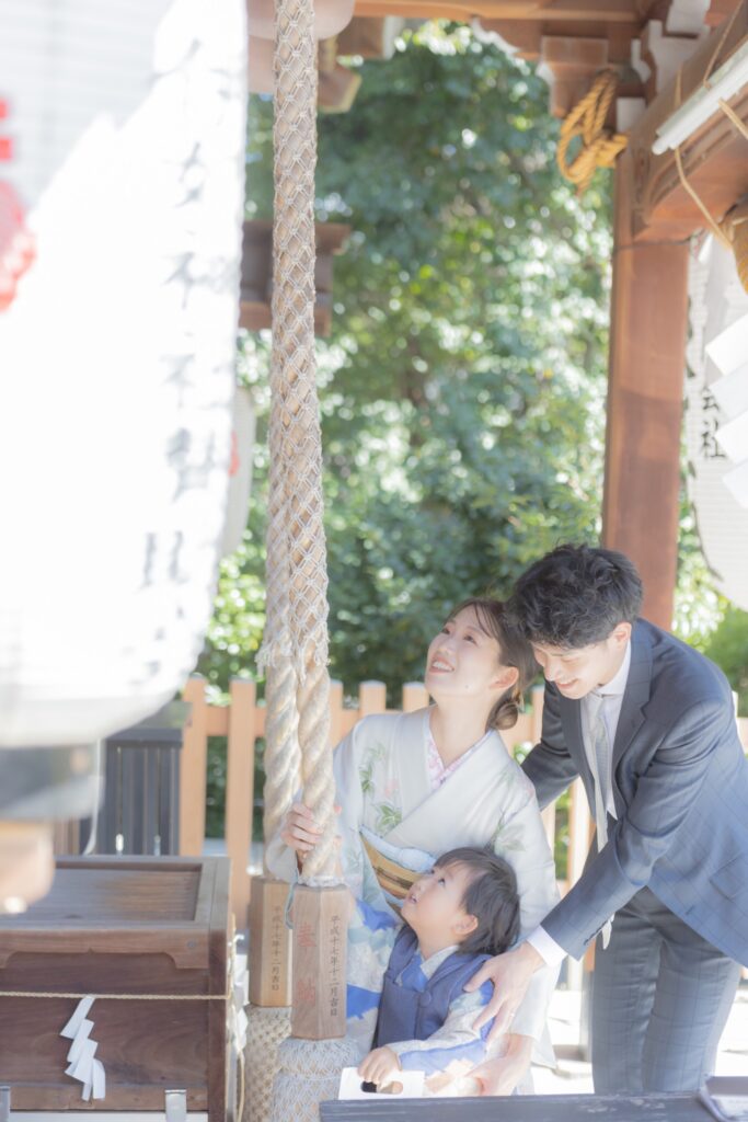 伊奴神社の本殿でお参りする七五三の家族
