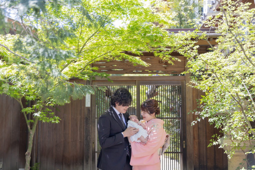 塩竈神社の本殿横で紅葉と一緒に撮影したロケーションフォト