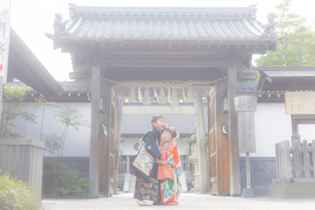 塩竈神社の鳥居の前で撮影した七五三の記念写真