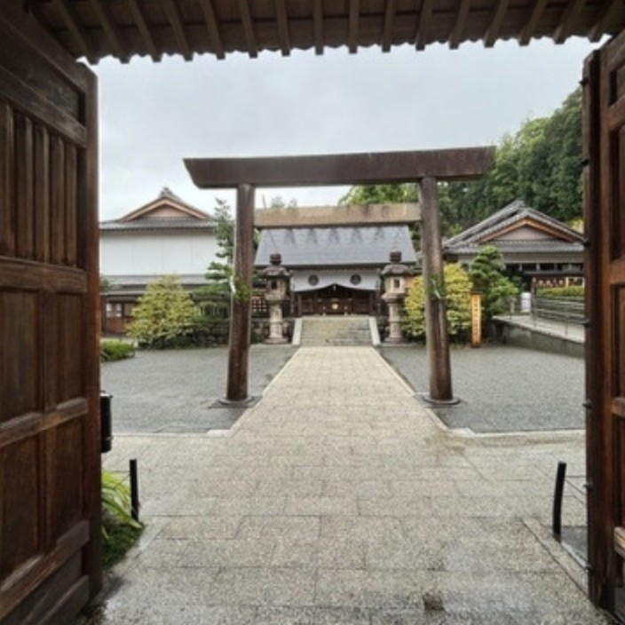 塩竈神社の参道と鳥居