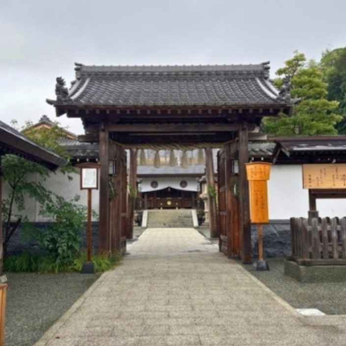 塩竈神社の撮影スポット3 門の前