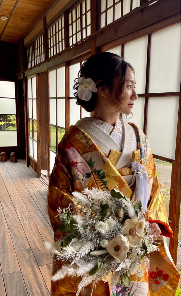 色打掛｜金・扇模様（No.M005）のフォトウェディング写真2